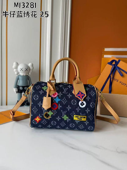 LV 
Size 25cm
250 dhs🇦🇪🇦🇪

Zain189
♥️♥️♥️