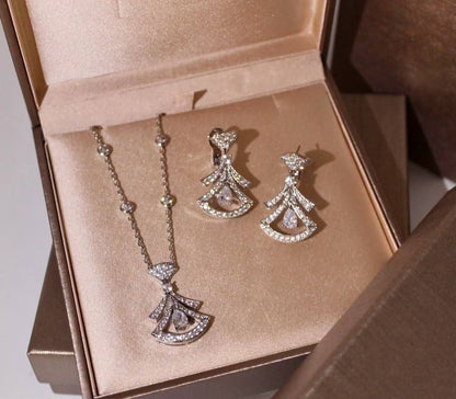 BVLGARI ❤️‍🔥*
Necklace 💥
Earring 
Master quality 💯
With normal boxes 🗃️ 
85 dhs✅
With master box 📦 
140 dhs✅

Zain216
♥️♥️♥️