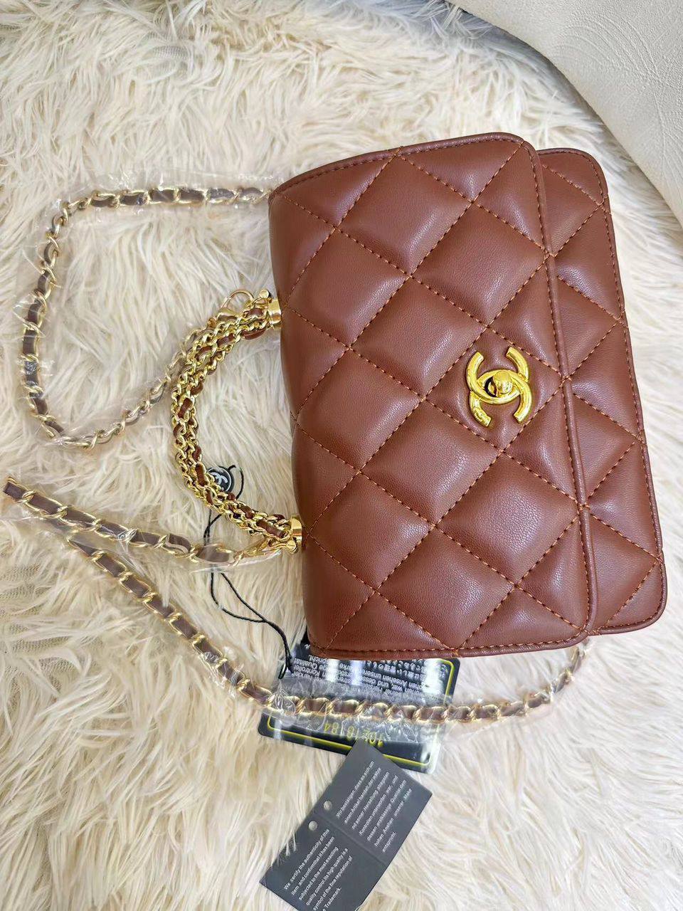 Chanel 

90 dhs🪙🌨️

with box
🎁🎁🎁

size 20×5×14

Zain23
♥️♥️♥️