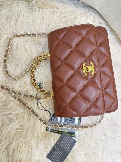 Chanel 

90 dhs🪙🌨️

with box
🎁🎁🎁

size 20×5×14

Zain23
♥️♥️♥️