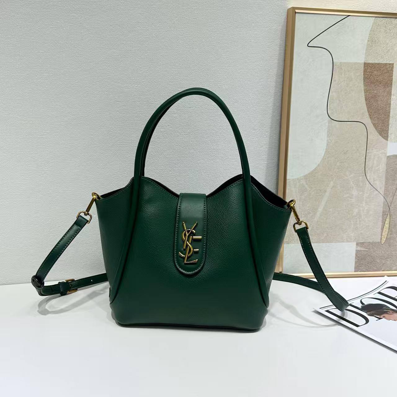 YSL
120 dhs✅
Size 25cm

Zain161
♥️♥️♥️
