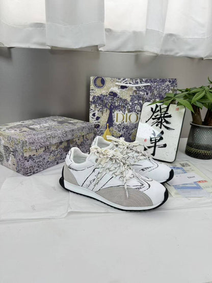 DIOR SHOES 
GOOD QUALITY 
140 dhs🪙🌺
Size 36 TO 41

Zain40
♥️♥️♥️
