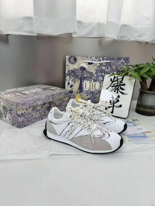 DIOR SHOES 
GOOD QUALITY 
140 dhs🪙🌺
Size 36 TO 41

Zain40
♥️♥️♥️