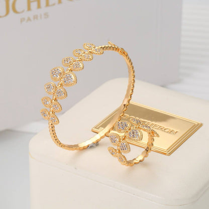 BOUCHERON SET😍
Necklace ❤️‍🔥
Earring 🐦‍🔥
Bangle 🦋
Ring 💍 available size👇
6,7,8,9
Master quality 💯

With normal boxes 📦 
330 dhs🇦🇪🇦🇪

With good box 🗃️ 
345 dhs 🇦🇪🇦🇪

Zain216
♥️♥️♥️
