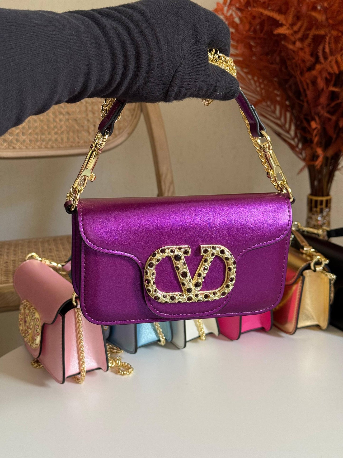 VALENTINO
20cm
350 dhs❣️
Top quality 
With box🎁

Zain167
♥️♥️♥️