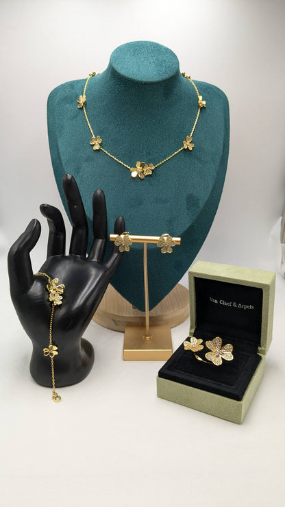 Van Cleef
Master Quality
Necklace, Earrings , Bracelet & F. Ring
310 dhs🇦🇪 with Normal Box 🎁
330 dhs🇦🇪  with Good Box 🎁
380 dhs🇦🇪  with Master Box 🎁

Zain210
♥️♥️♥️