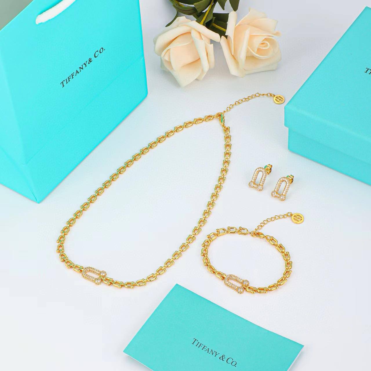 TIFFANY 

💫✨NECKLACE BRACELET EARRINGS
100 dhs🇦🇪🇦🇪🇦🇪

WITH BOX AND PAPER BAG🎁🛍️
Zain89
♥️♥️♥️