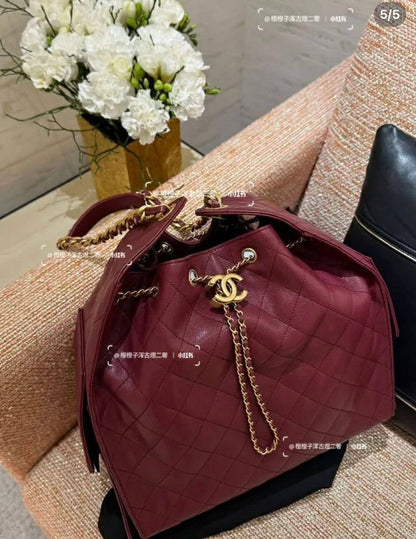 Chanel 
good quality, size... 28 * 35 cm
110 dhs❣️

Zain12
♥️♥️♥️