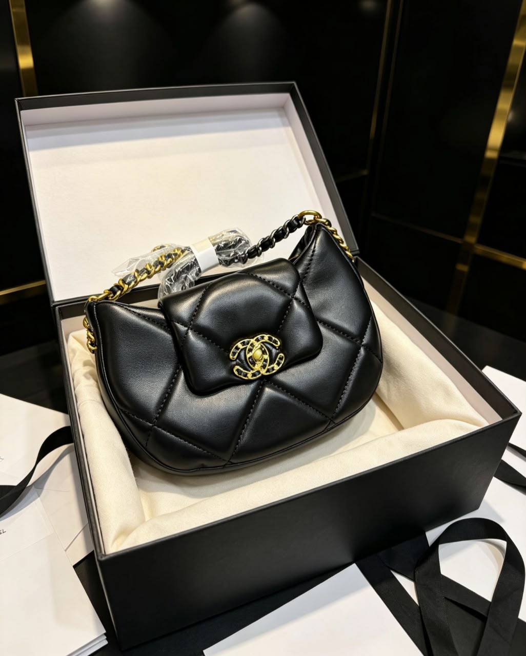 Chanel 
with box
110 dhs✅✅

Zain07
♥️♥️♥️