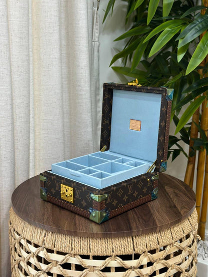 BRAND- LOUIS VUITTON 
*❗️JEWELLERY BOX❗*
*SUPER MASTER QUALITY ❗*
950 dhs✅
*WITH  PAPERBAG❗*

Zain267
♥️♥️♥️