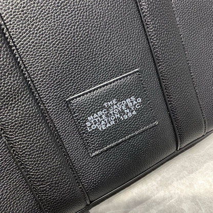 MARC JACOBS 
THE TOTE BAG 
 GOOD QUALITY 
MEDIUM SIZE 
120 dhs✅

Zain39
♥️♥️♥️