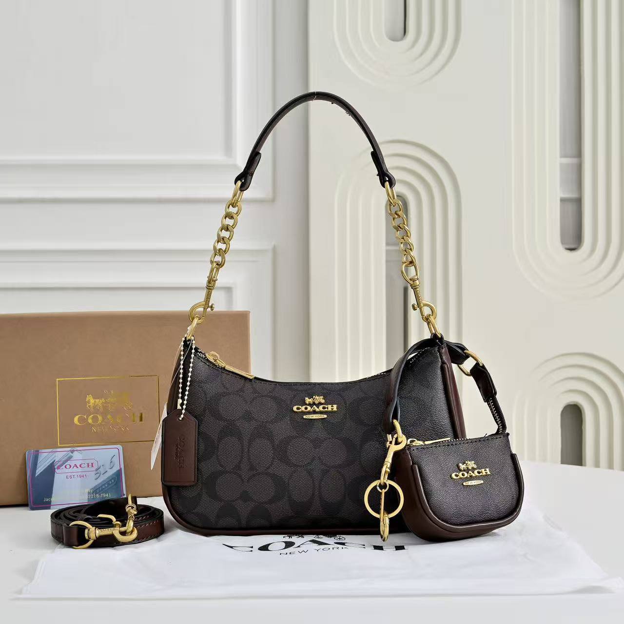 Coach
110 dhs🇦🇪🇦🇪
with box
size 24×7×14cm
with small bag and cherry

Zain42
♥️♥️♥️