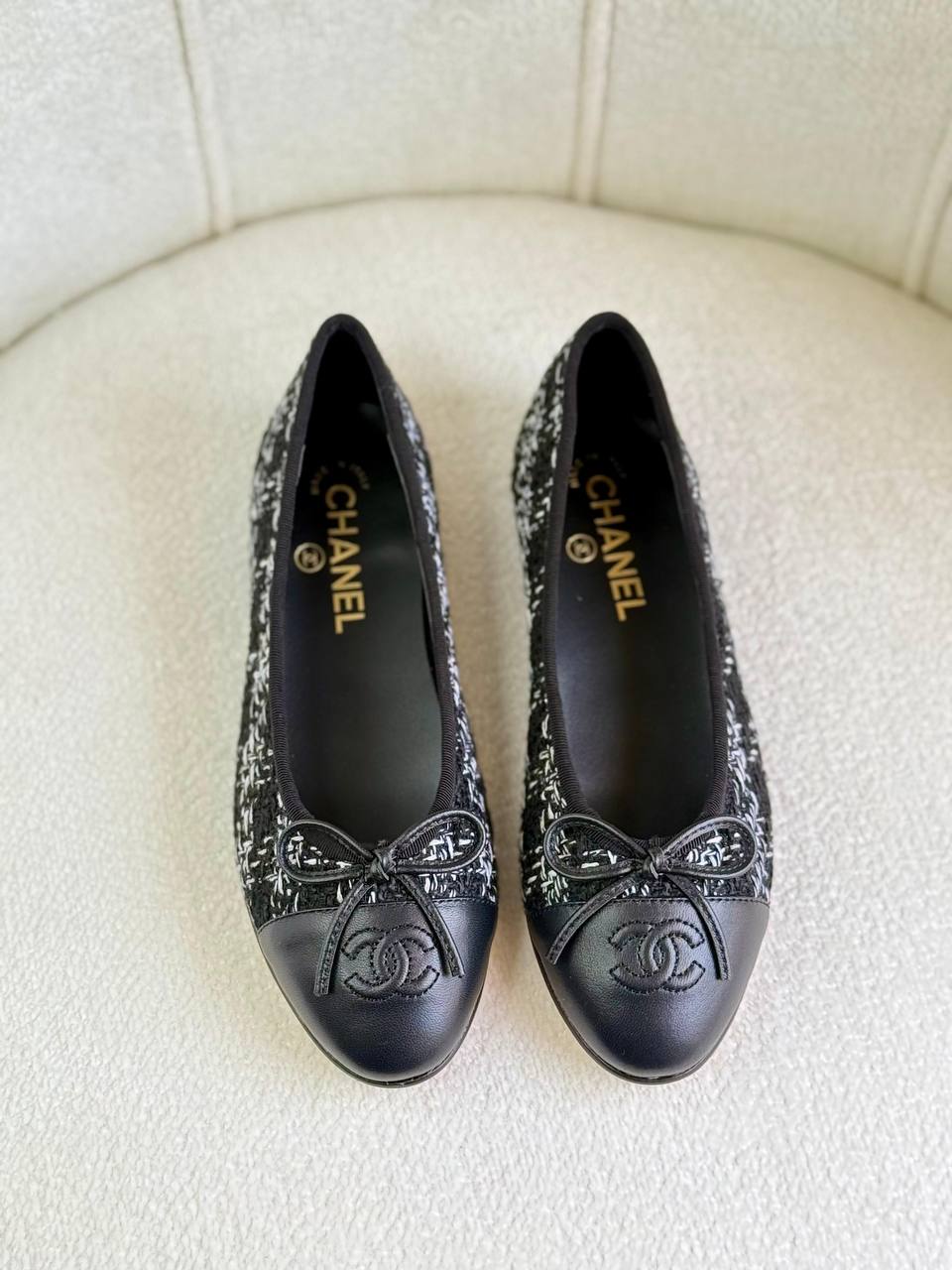 Chanel
Super *AAA* *+* Quality 💯 
With original packing🎁🎁
SIZE:36and42
450 dhs🖤

Zain309
♥️♥️♥️