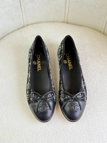 Chanel
Super *AAA* *+* Quality 💯 
With original packing🎁🎁
SIZE:36and42
450 dhs🖤

Zain309
♥️♥️♥️