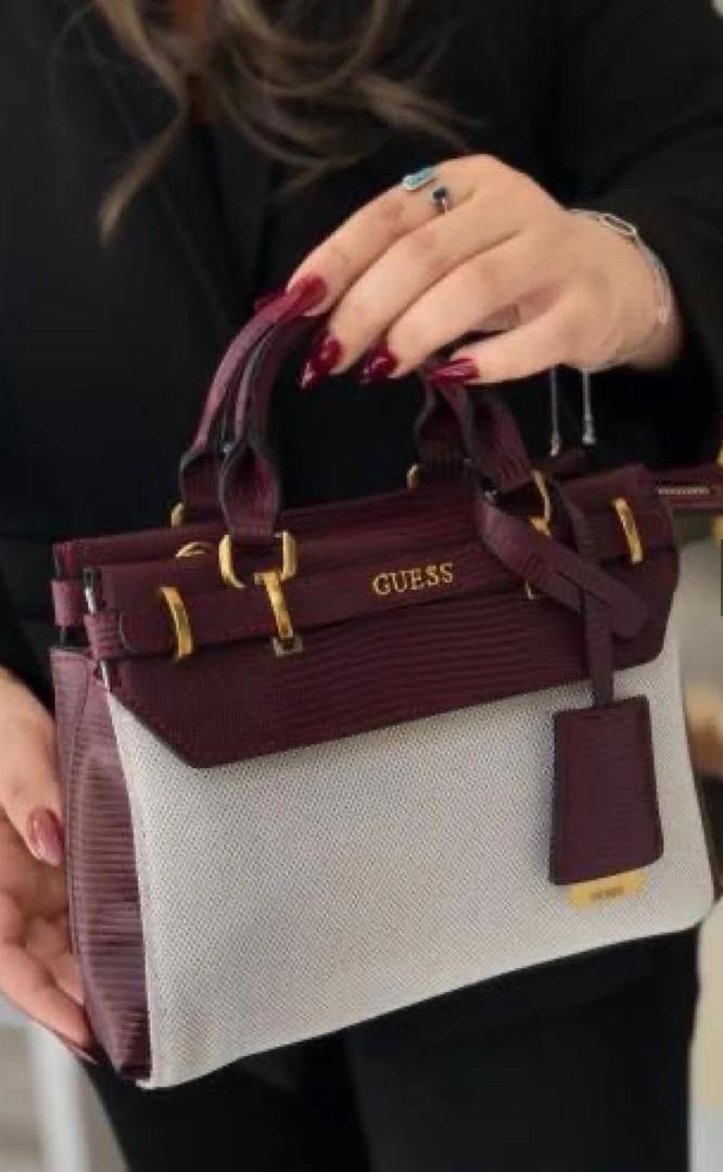 Guess
100 dhs✅
With box 
🎁🎁🎁

high quality22cm

Zain26
♥️♥️♥️