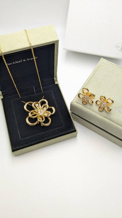 VCA
*Master Quality* 
*Necklace & Earrings*
170 dhs💓 with Normal Box 🎁
210 dhs💓 with Good Box 🎁

Zain210
♥️♥️♥️