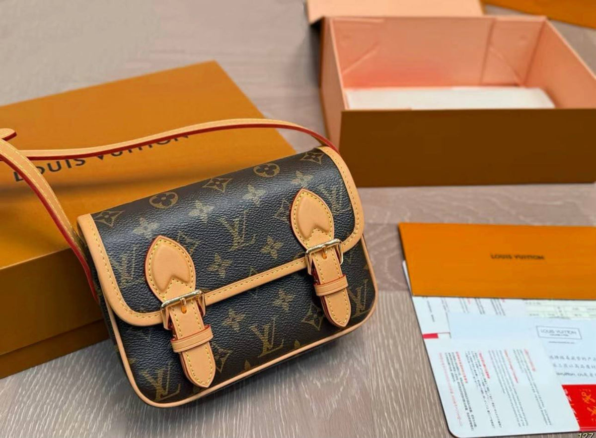 LV

NEW CAME 
HIGH QUALITY 

UNISEX WITH DOUBLE BOX

120 dhs🇦🇪🇦🇪
Zain39
♥️♥️♥️
