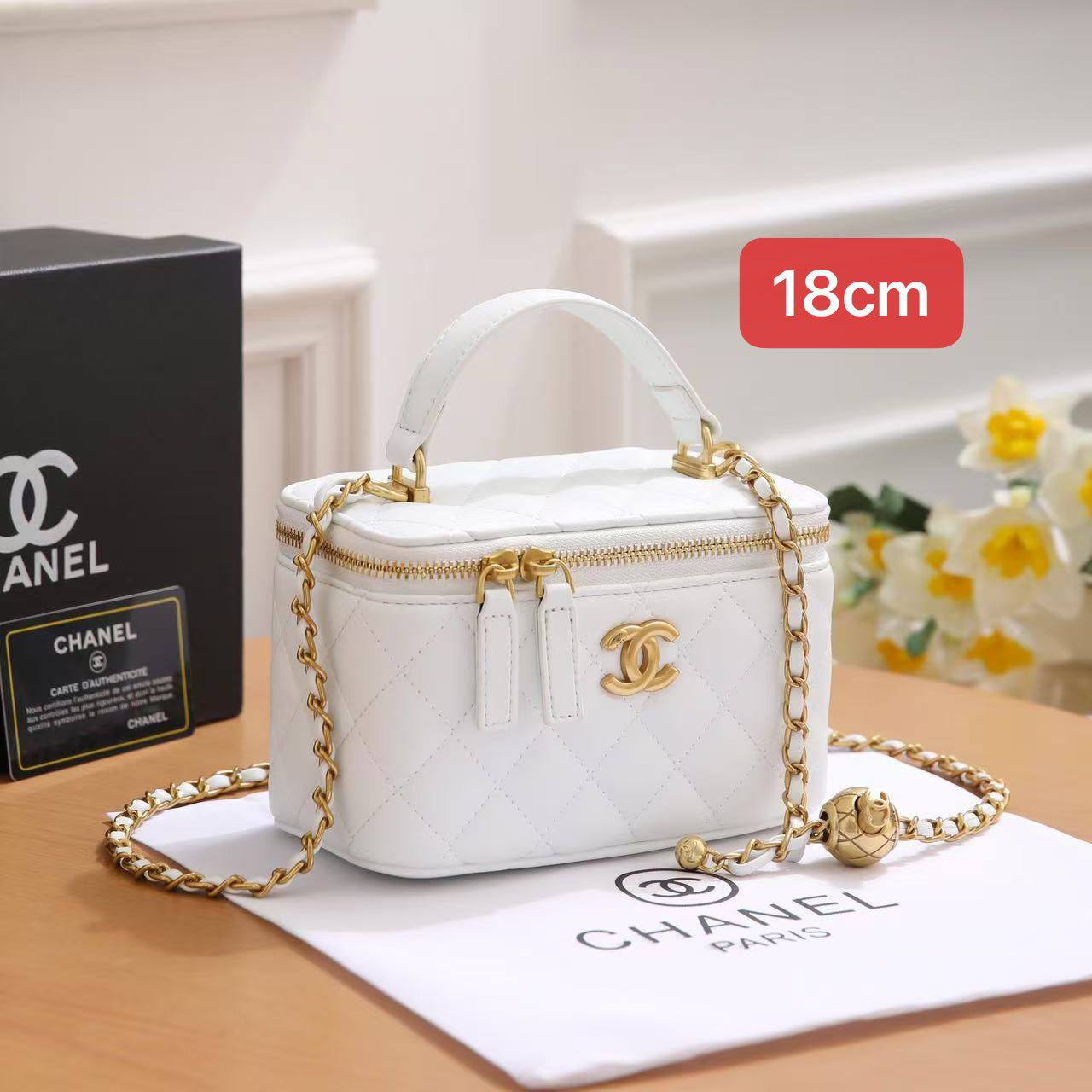 Chanel
19cm makeup box
 inside mirror 
with box 
100 dhs✅

Zain168
♥️♥️♥️