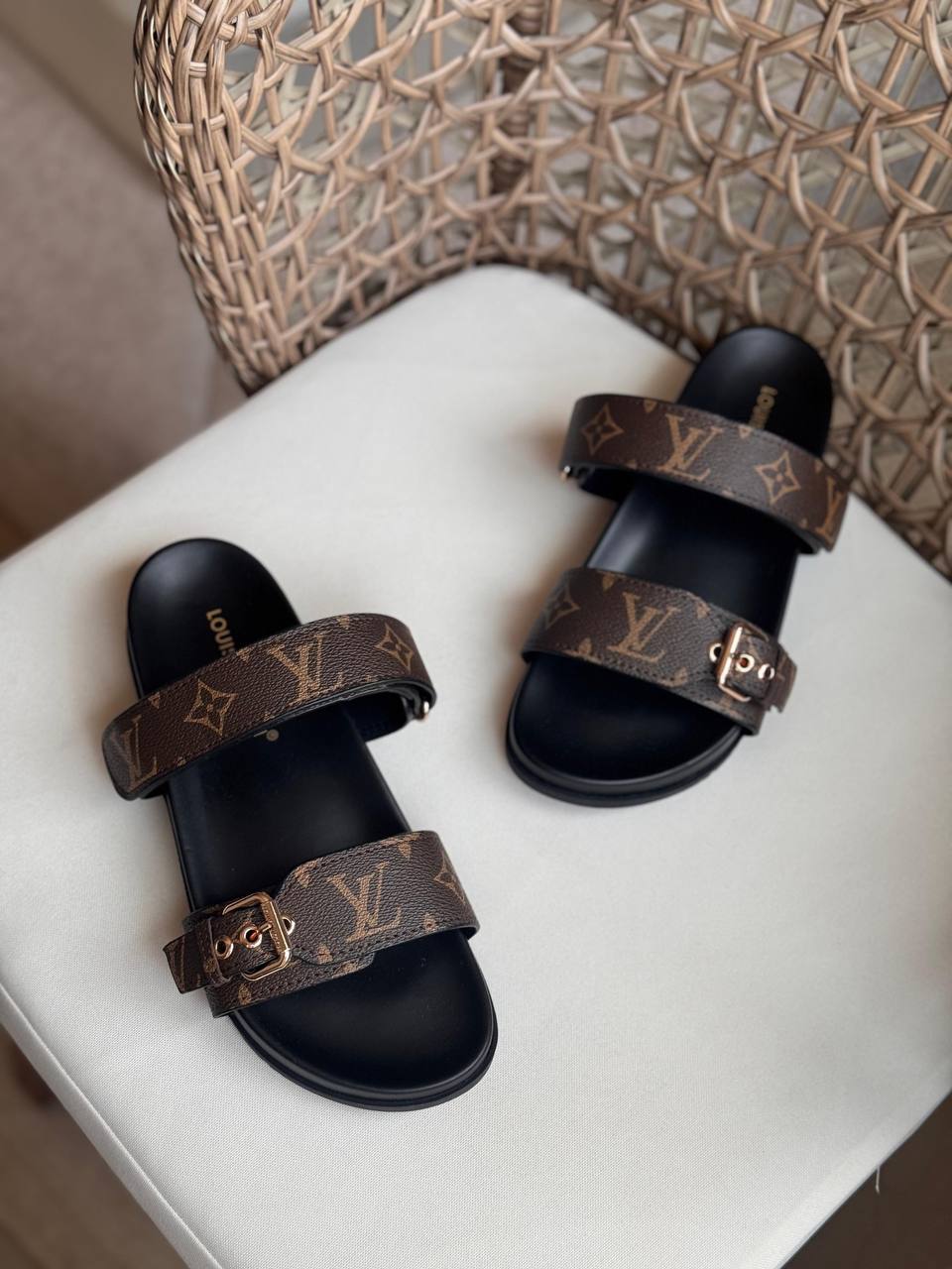 LV 
Size: 36 to 41
Super master quality 
450 dhs✅

Zain198
♥️♥️♥️