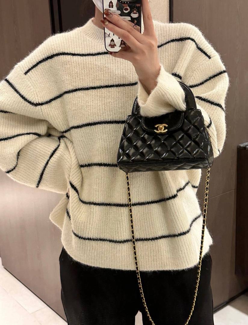 Chanel
95 dhs🪙
size：22cm

Good quality 

with box
🎁🎁🎁

Zain39
♥️♥️♥️