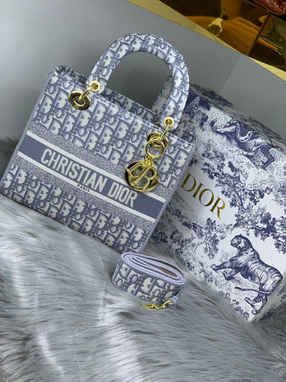 DIOR
SIZE………. 24CM🌷
115 dhs👑
with BOX✅

Zain244
♥️♥️♥️