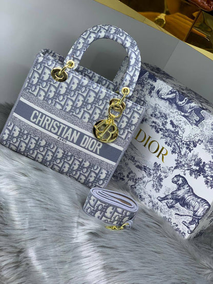 DIOR
SIZE………. 24CM🌷
115 dhs👑
with BOX✅

Zain244
♥️♥️♥️