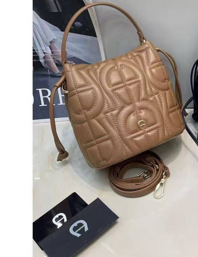 Aigner 

with box
🎁🎁🎁

110 dhs✅

Zain143
♥️♥️♥️