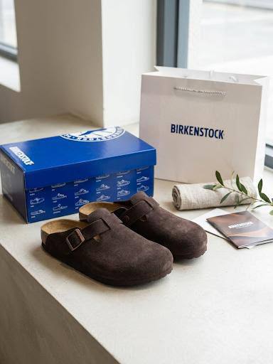 NEW CAME
BIRKENSTOCK 
LEATHER SLIPPER 
150 dhs✅
Size 40 to 45

Zain40
♥️♥️♥️