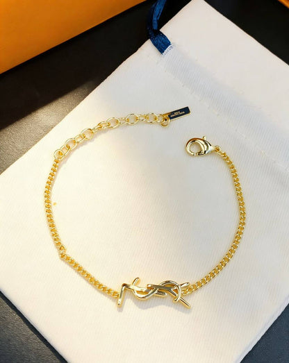 EACH BRACELET 
MASTER QUALITY💫✨
50 DHS🇦🇪
WITH BOX AND PAPER BAG 🎁🛍️

Zain89
♥️♥️♥️