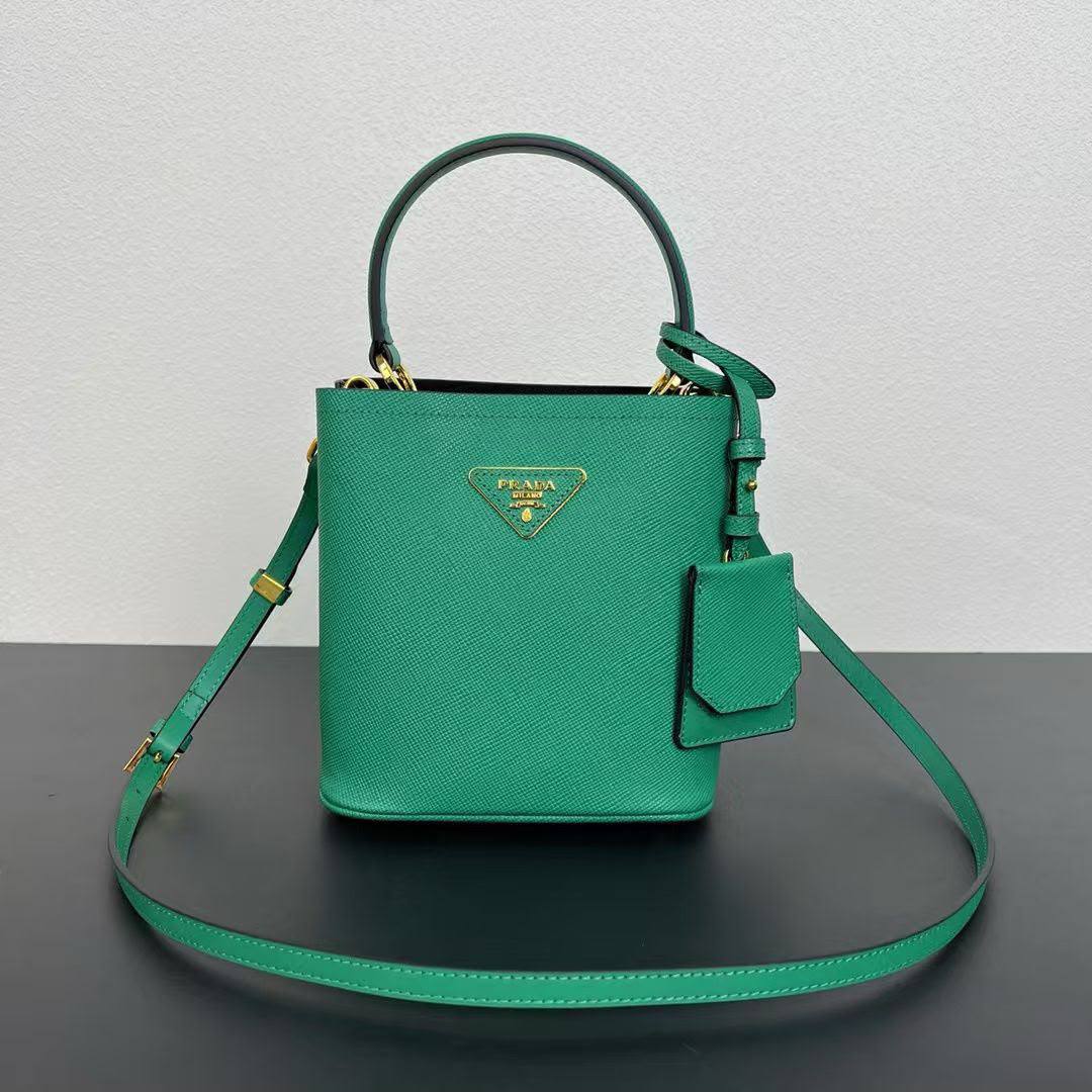 Prada

340 dhs🇦🇪🇦🇪🇦🇪


Zain153
♥️♥️♥️