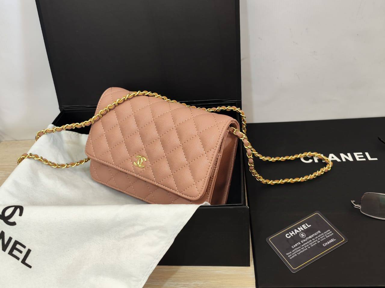 Chanel
85 dhs✅

with box
🎁🎁🎁

size 20cm

Zain26
♥️♥️♥️