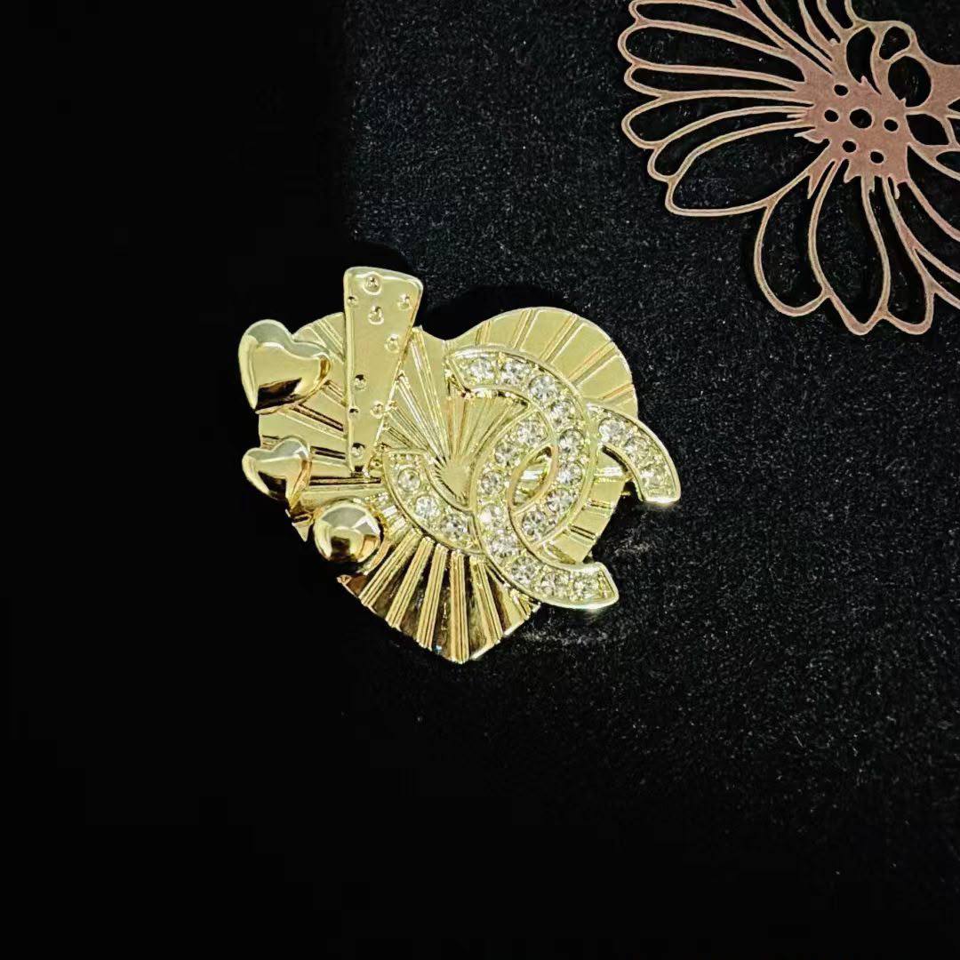 BROOCH🦋*
Good quality 🍁
With black boxes 📦 
20 dhs💓

With normal box 🗃️ 
And paper bag 🛍️
35 dhs💓

Zain216
♥️♥️♥️