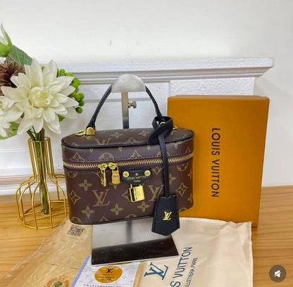 LV
95 dhs✅
With the box
🎁🎁🎁

Zain35
♥️♥️♥️
