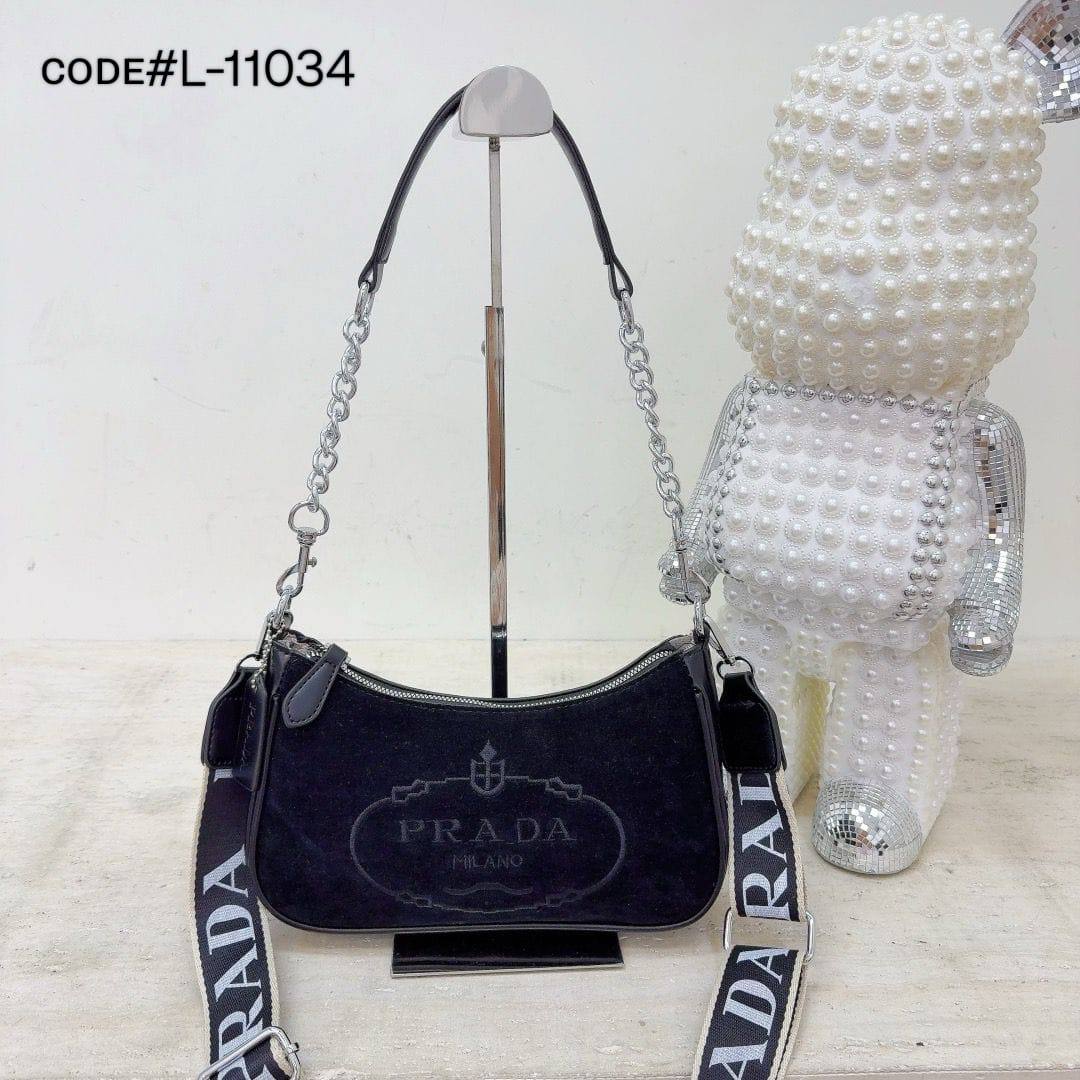 PRADA sʜᴏᴜʟᴅᴇʀ ʙᴀɢ
sᴜᴀᴅᴇ ʟᴇᴀᴛʜᴇʀ ᴍᴀᴛᴇʀɪᴀʟ
ᴇᴍʙʀᴏɪᴅᴇᴅ ʟᴏɢᴏ
ᴡɪᴛʜ ʟᴏɴɢ sᴛʀᴀᴘ
sɪᴢᴇ : 26 cm
ᴡɪᴛʜ BOX
🎁🎁🎁

70 dhs🪙🖤

Zain31
♥️♥️♥️