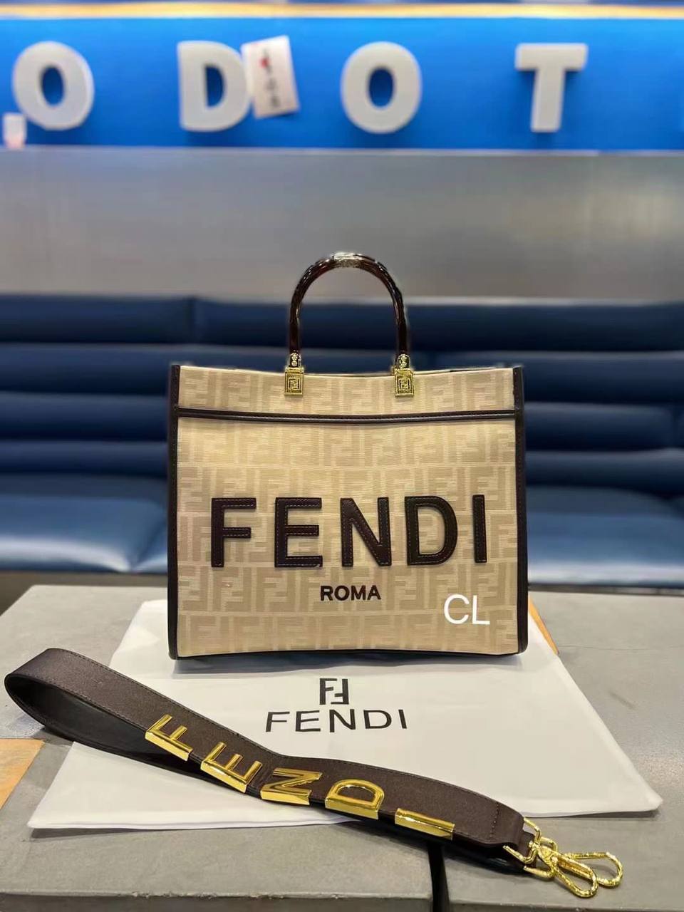 Fendi
110 dhs💓

Zain136
♥️♥️♥️