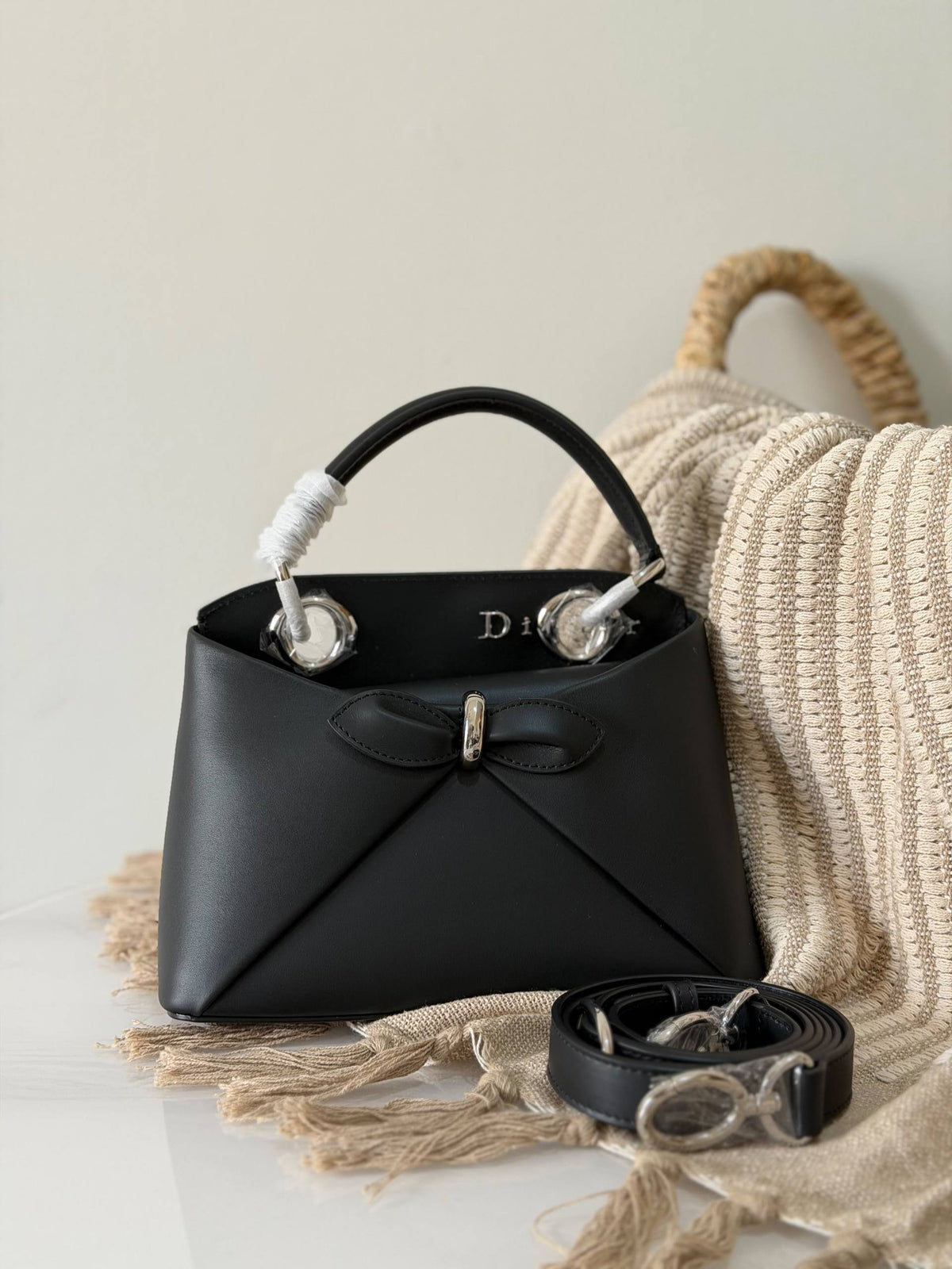 Dior 
Super master quality aaa
Size : 22 cm and 28 cm

For Price 👇 WhatsApp✅
0568585901 
0507557372
0552275751 Owner Zain 👌

Zain315
♥️♥️♥️