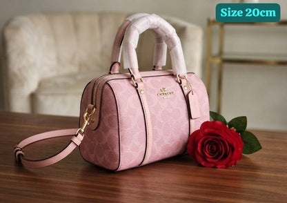 Coach
Best quality
Whith box’s
100 dhs🇦🇪🇦🇪
size 20cm

Zain158
♥️♥️♥️
