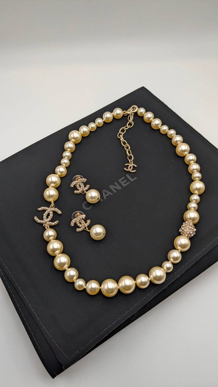 CHANEL
*Master Quality* 
*Necklace & Earrings*
180 dhs💓 with Normal Box 🎁
230 dhs💓 with Good Box 🎁
250 dhs💓 with Master Box 🎁

Zain210
♥️♥️♥️