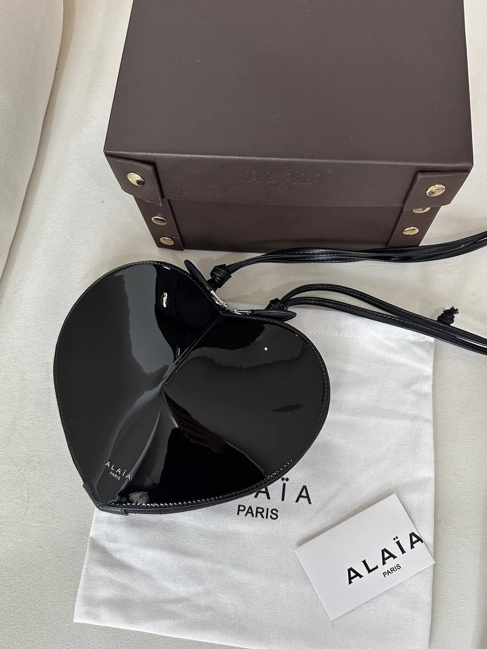 Alaia Le Cœur bag
*Size 21 cm*
For Price 👇 WhatsApp✅
0568585901 
0507557372
0552275751 Owner Zain 👌

Zain274
♥️♥️♥️
