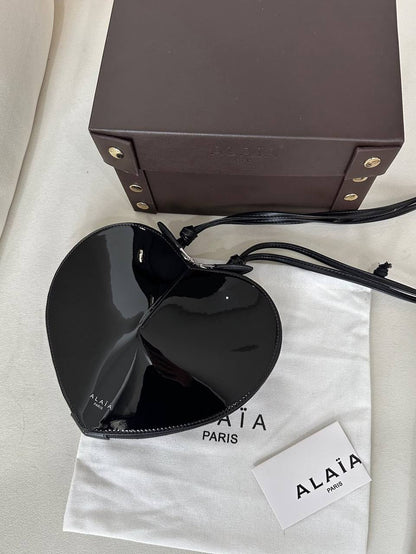 Alaia Le Cœur bag
*Size 21 cm*
For Price 👇 WhatsApp✅
0568585901 
0507557372
0552275751 Owner Zain 👌

Zain274
♥️♥️♥️