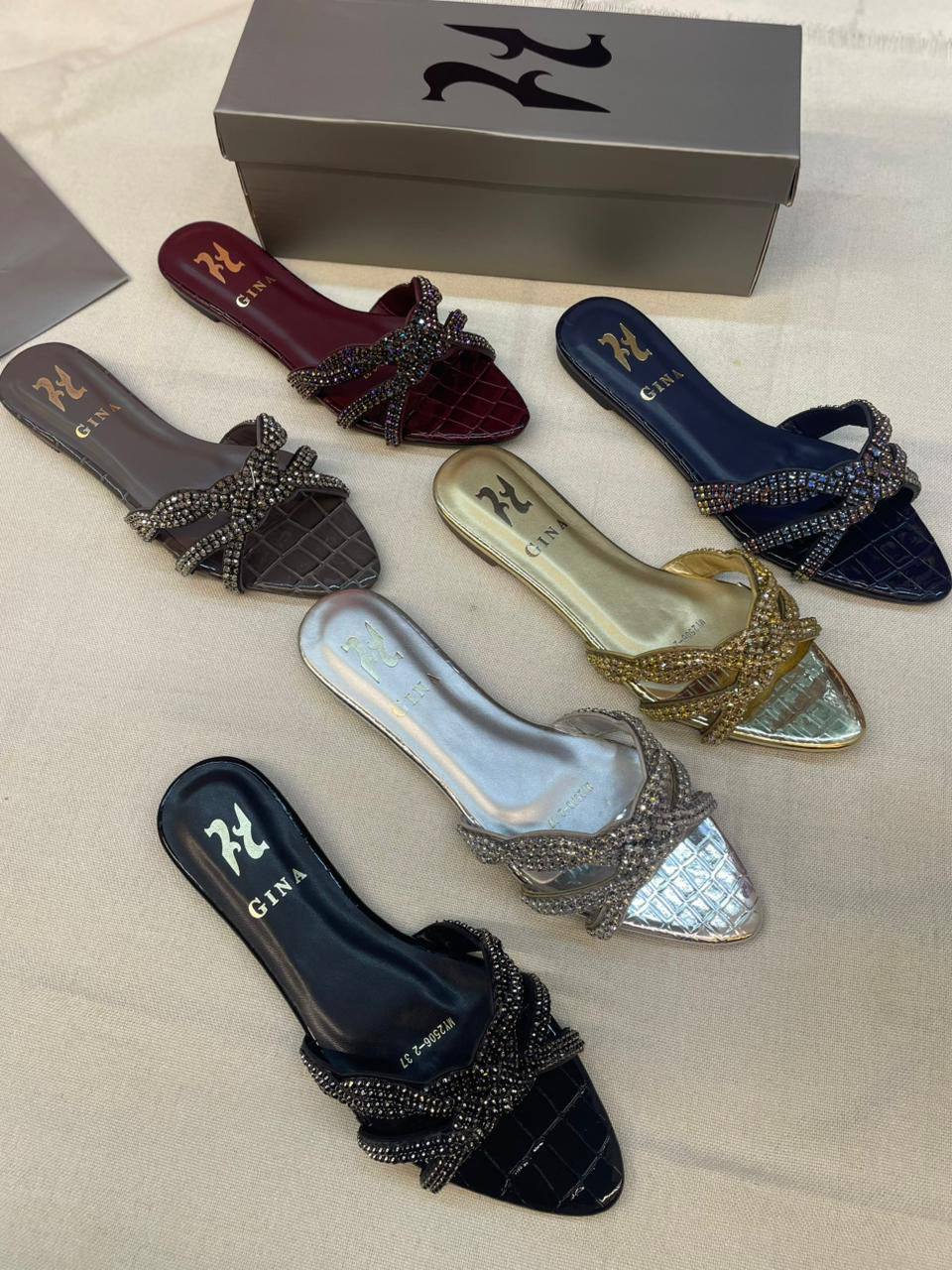 Gina 
flats new arrive 
Size 36-41 available
120 dhs❤️

Zain88
♥️♥️♥️