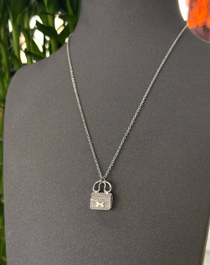 Hermes ❤️‍🔥*
Necklace 🐦‍🔥
Earring🦋
Master quality 💯
With normal boxes 📦 
100 dhs💓
With master box 🗃️ 
120 dhs💓

Zain216
♥️♥️♥️