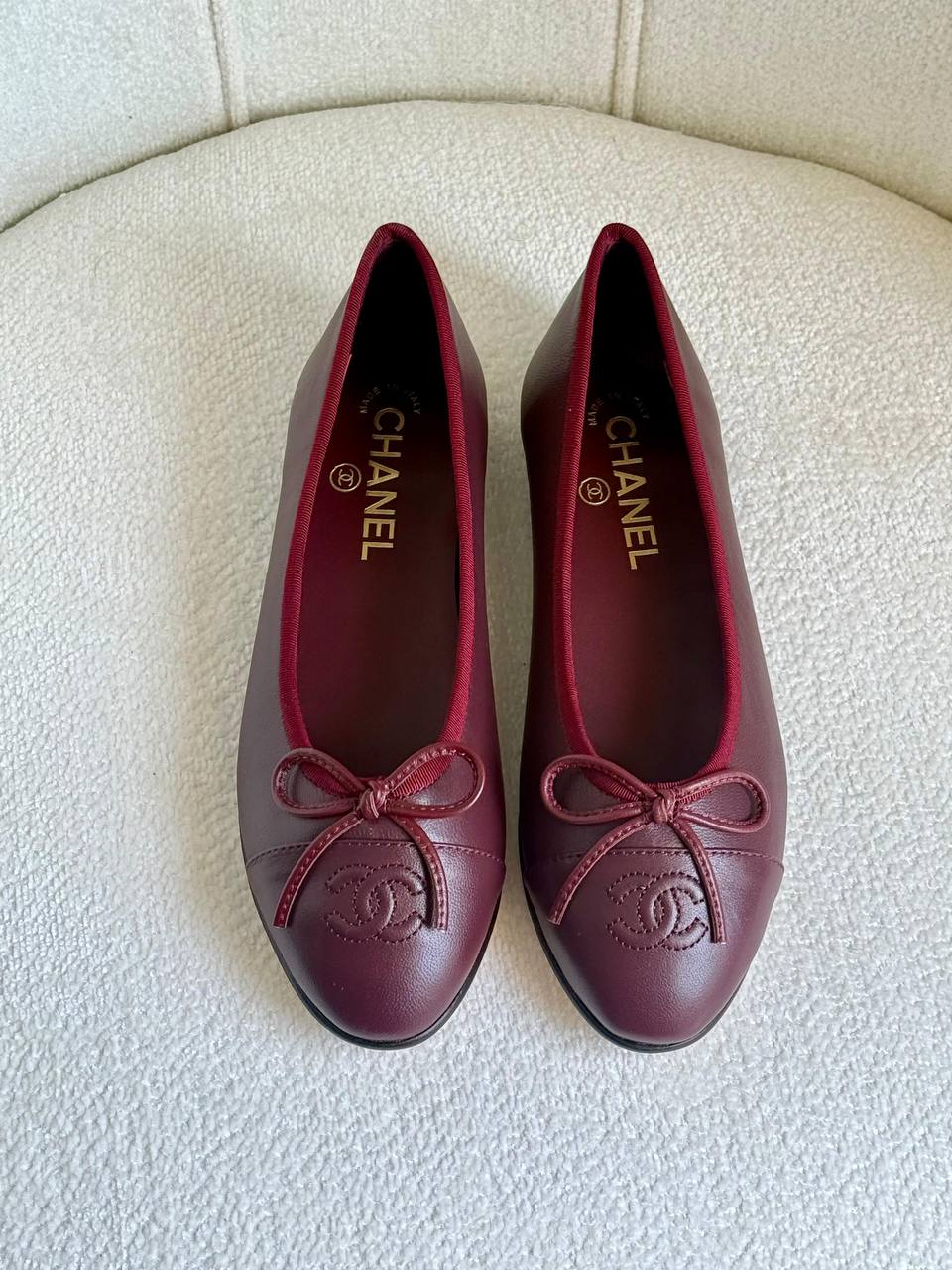 Chanel
Super *AAA* *+* Quality 💯 
With original packing🎁🎁
SIZE:36and42
Available now
450 dhs💓

Zain309
♥️♥️♥️