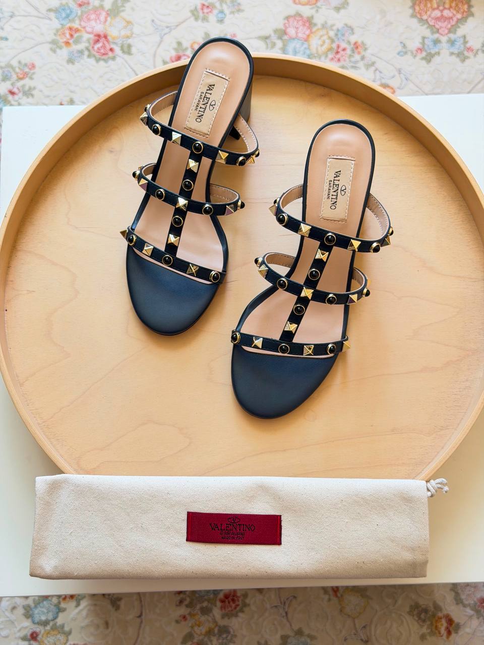 Valentino
Master quality 
Size: 36 to 41
450 dhs💓

Zain318
♥️♥️♥️