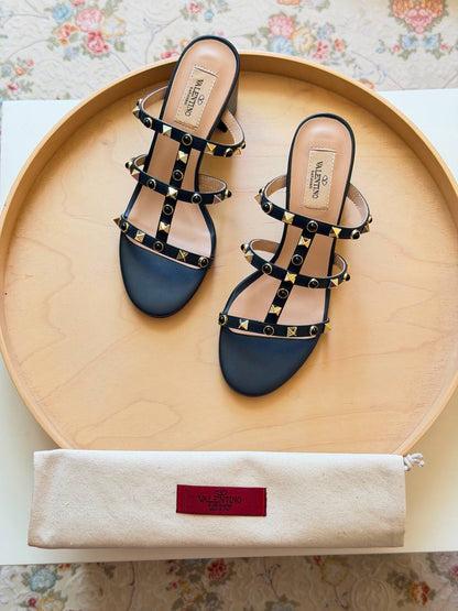 Valentino
Master quality 
Size: 36 to 41
450 dhs💓

Zain318
♥️♥️♥️