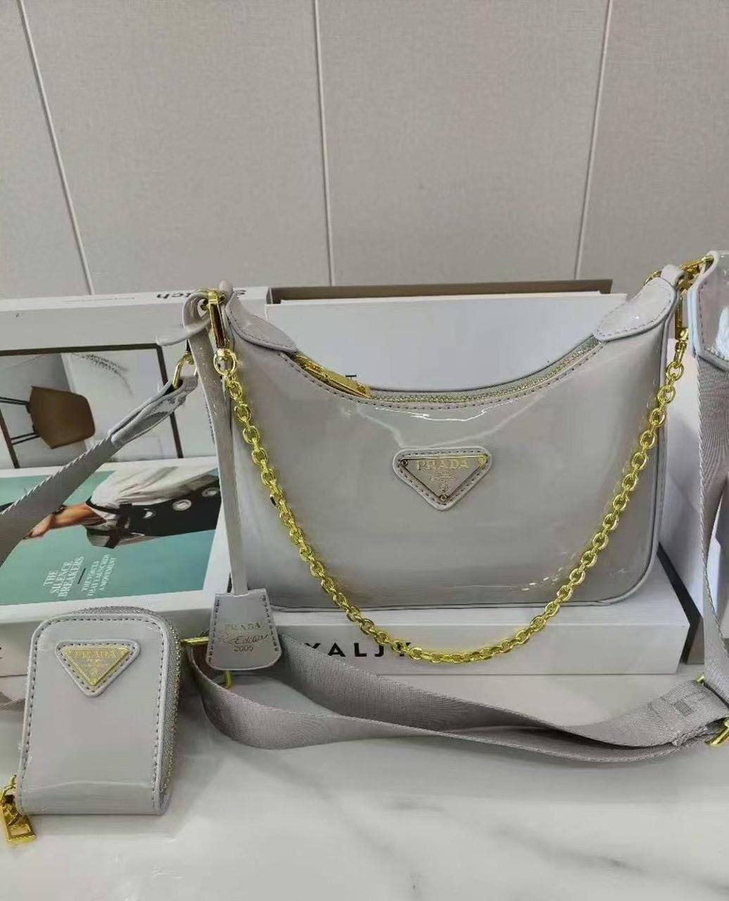 Prada  
size : 23 * 15 * 8 cm
85 dhs🪙💕

with box 🎁

Zain115
♥️♥️♥️