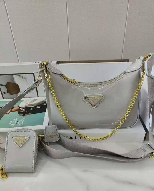 Prada  
size : 23 * 15 * 8 cm
85 dhs🪙💕

with box 🎁

Zain115
♥️♥️♥️