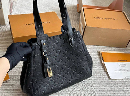 LV

100 dhs💓

GOOD-quality 

with box🎁🎁🎁

Zain35
♥️♥️♥️