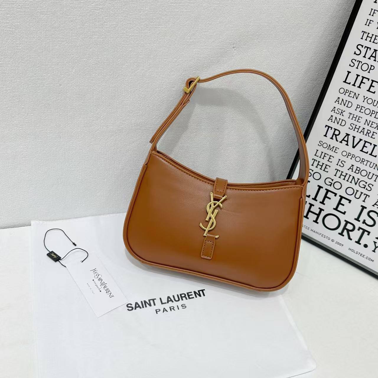 YSL
Best quality WITH BOX
95 dhs🇦🇪🇦🇪
size 25CM

Zain290
♥️♥️♥️
