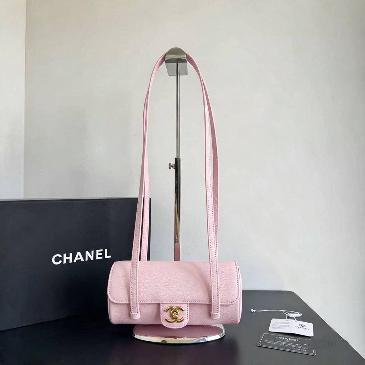 CHANEL

best quality 
with box

115 dhs🇦🇪🇦🇪🇦🇪

size20CM

Zain290
♥️♥️♥️